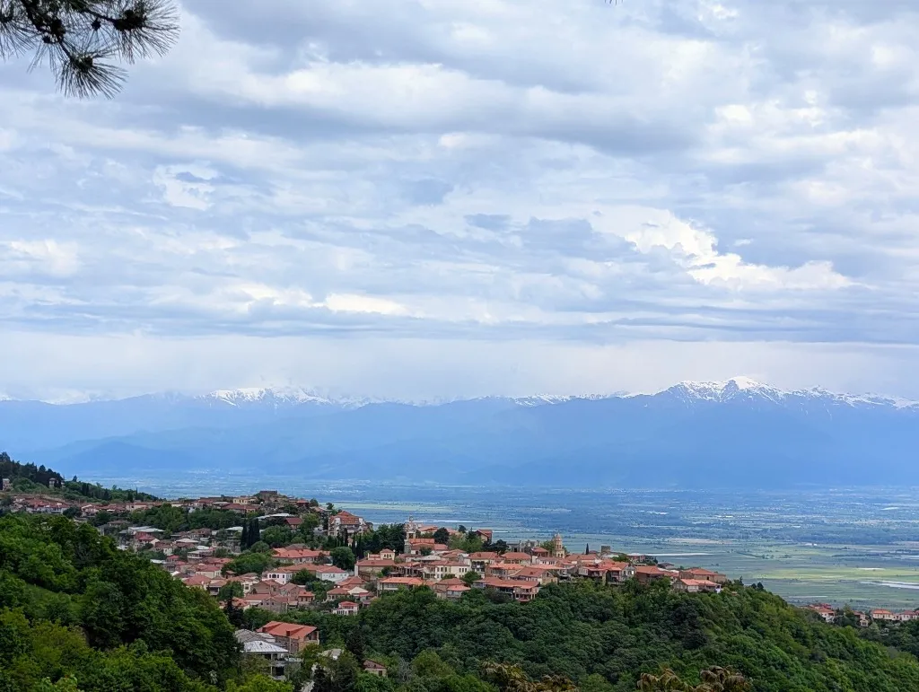 Georgien - Sighnaghi Weinstadt mit Blick auf das Alasani-Tal
