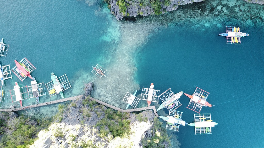 Kajaks und Boote in der Lagune von El Nido, Philippinen