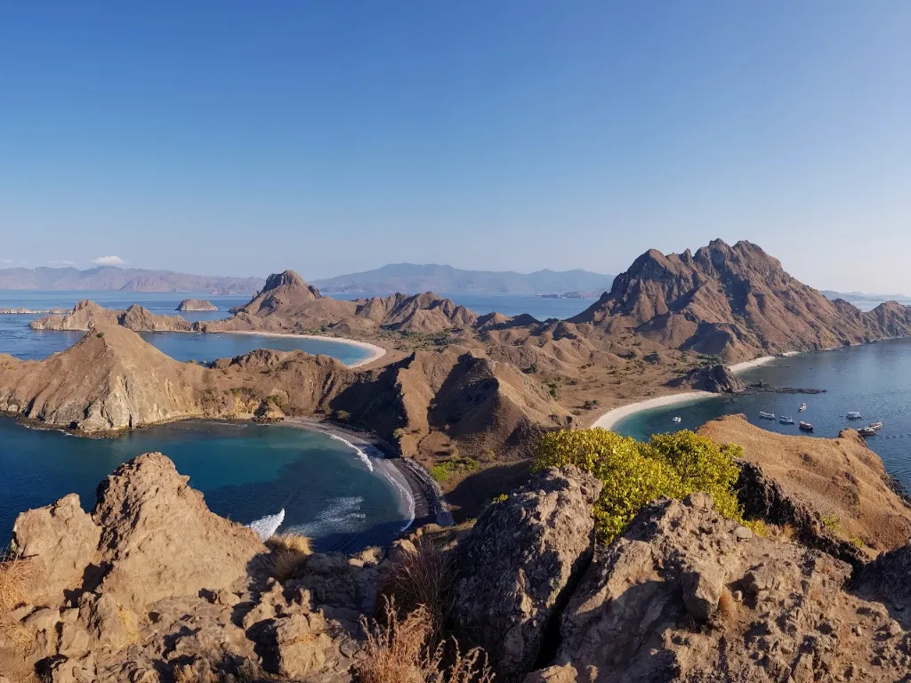 Indonesien - Atemberaubendes Panorama auf die Hügel und Buchten von Padar Island