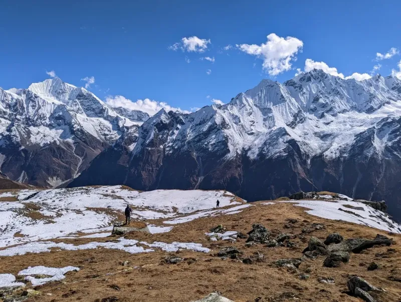 Wanderer vor schneebedeckten Gipfeln des Himalayas in Nepal