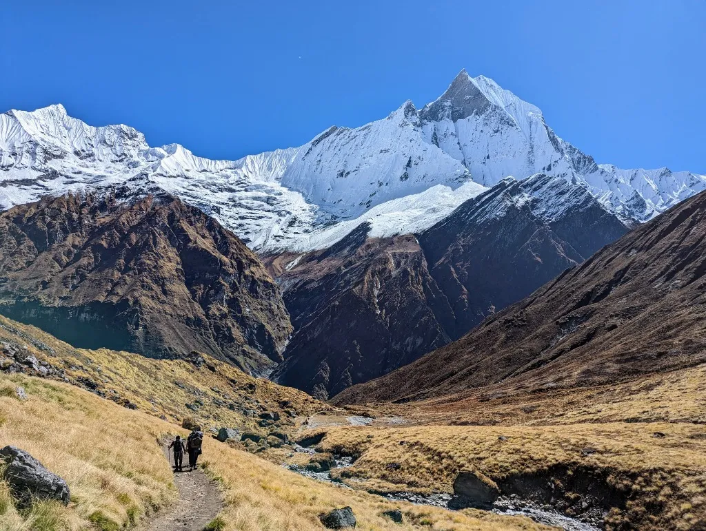 Nepal - Gebetsfahnen vor Himalaya-Panorama