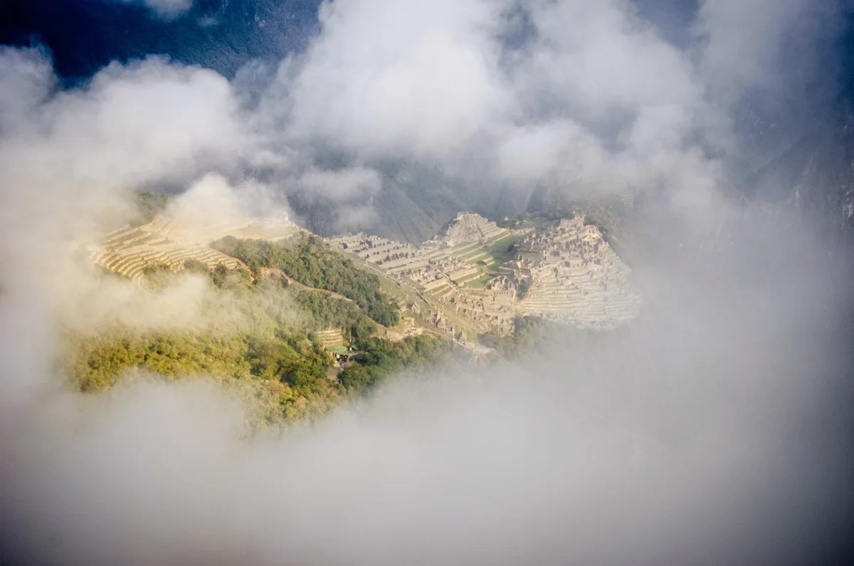 Machu Picchu zwischen aufziehenden Wolken in Peru