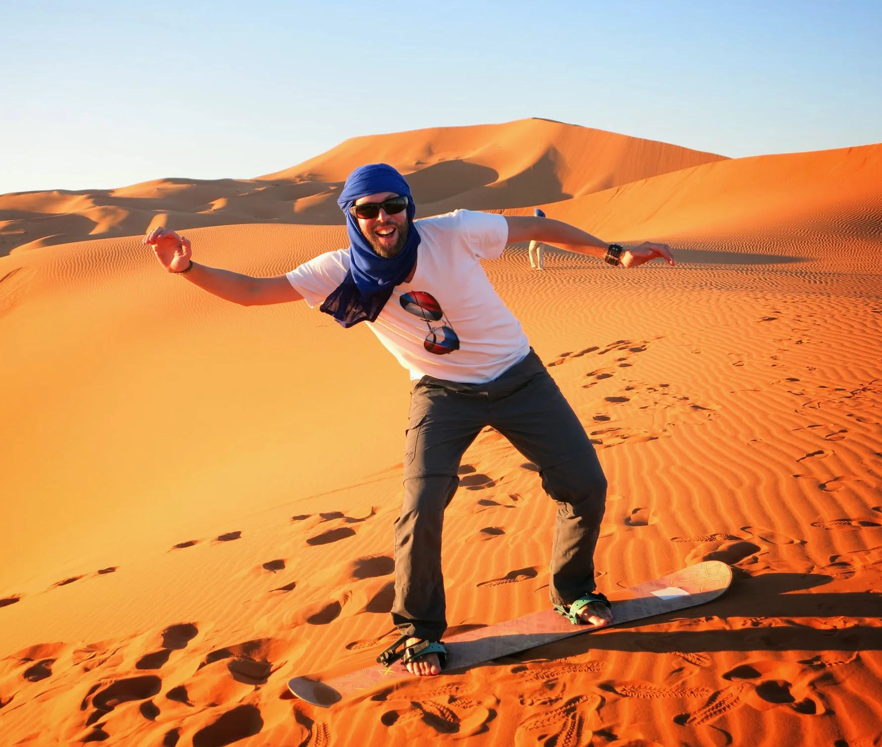 Paddi beim Sandboarding in Erg Chebbi, Marokko / Paddi sandboarding in Erg Chebbi, Morocco