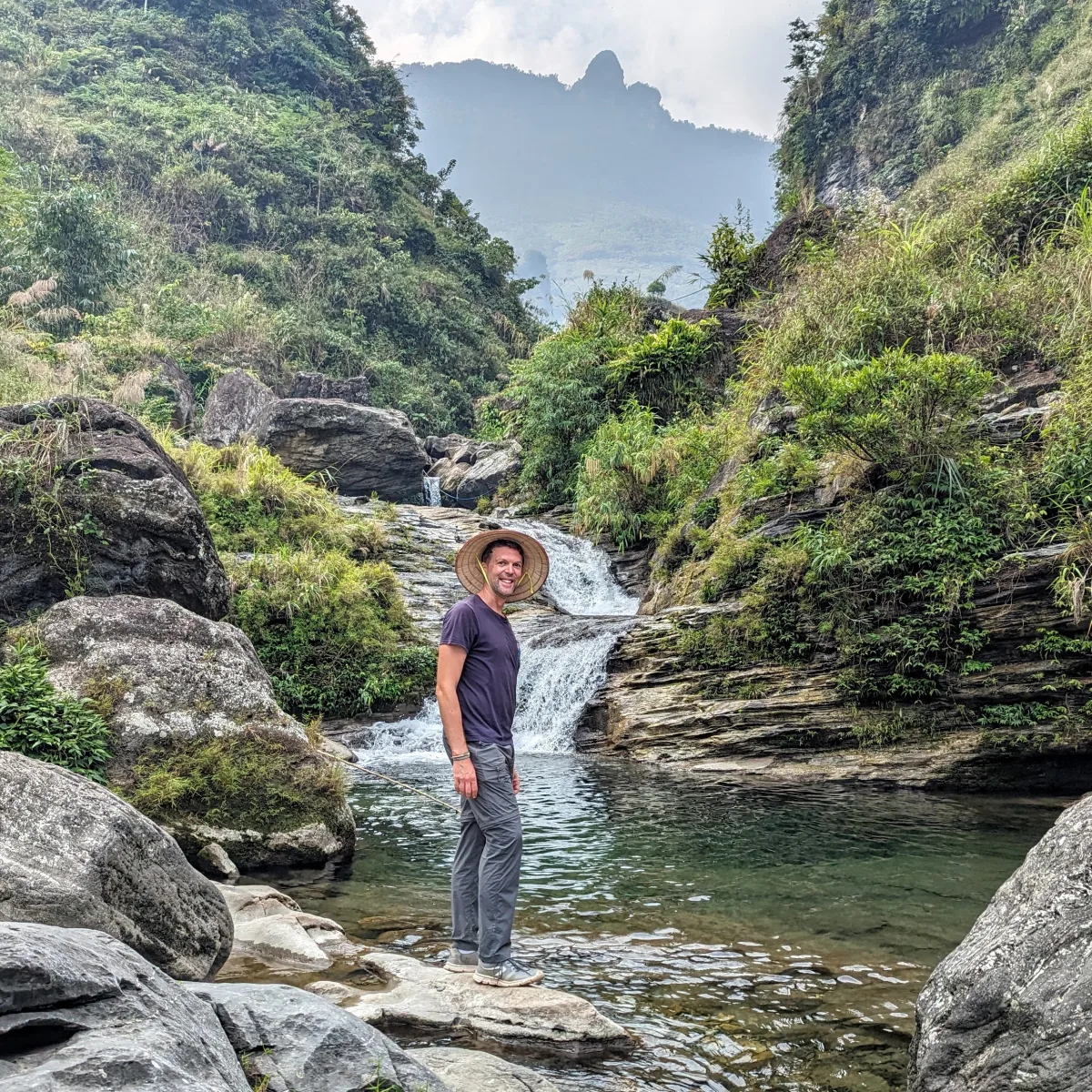 Paddi an einem Wasserfall in Ha Giang, Vietnam / Paddi at a waterfall in Ha Giang, Vietnam