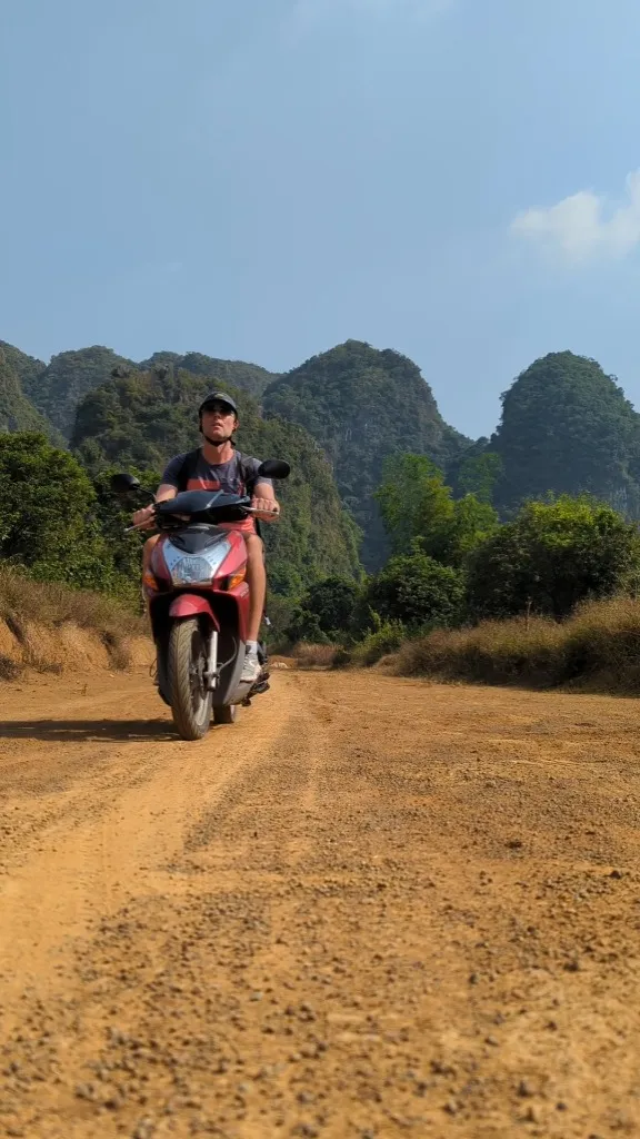 Paddi auf dem Motorrad auf Cát Bà, Vietnam / Paddi on a scooter on Cát Bà, Vietnam