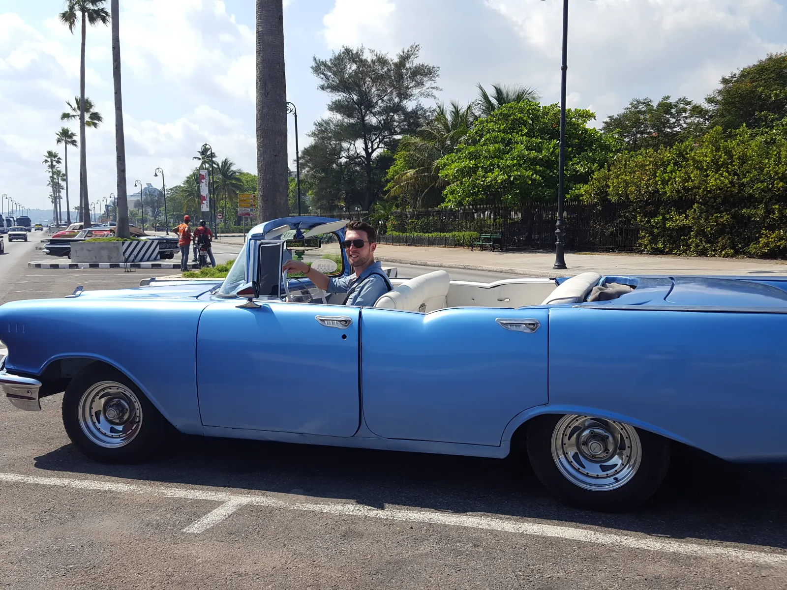 Paddi in einem klassischen Cabriolet in Havanna