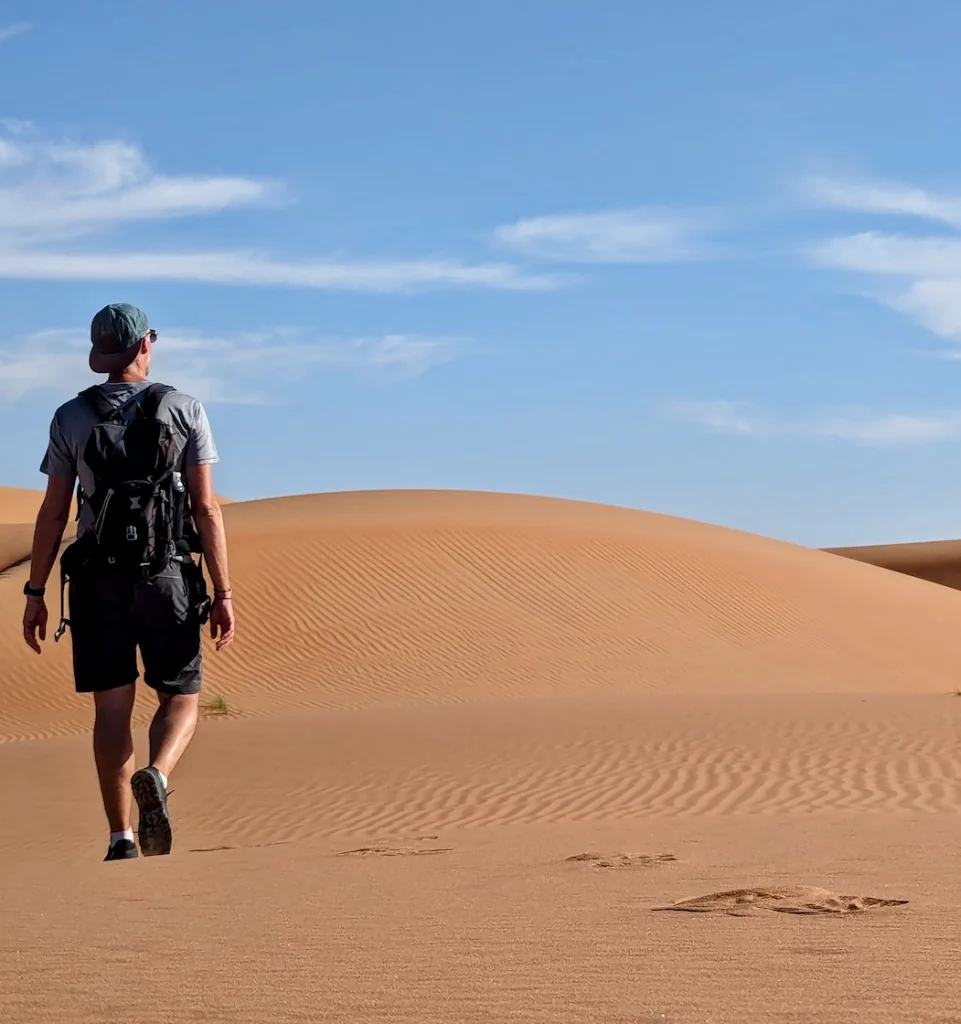 Paddi mit Rucksack unterwegs in den Sanddünen