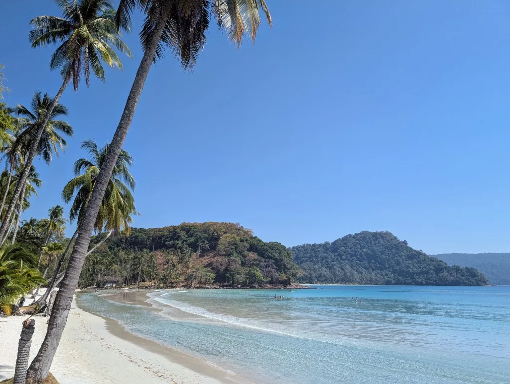 Thailand - Weißer Sandstrand mit Kokospalmen