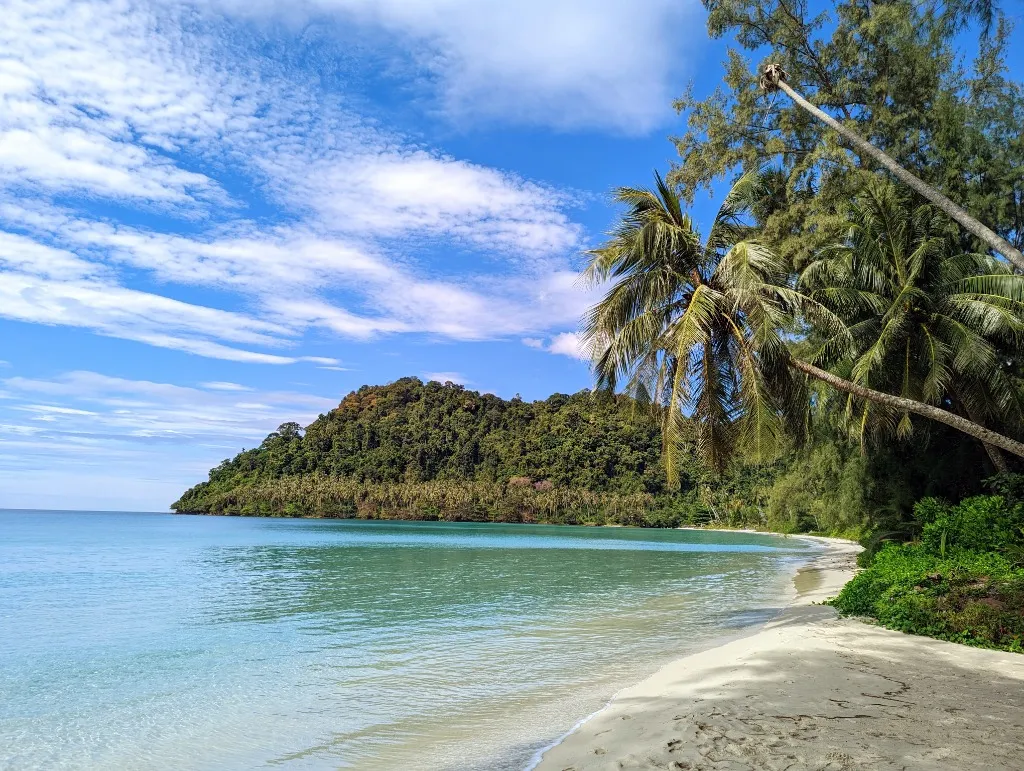 Thailand - Palmenstrand an einer ruhigen Lagune