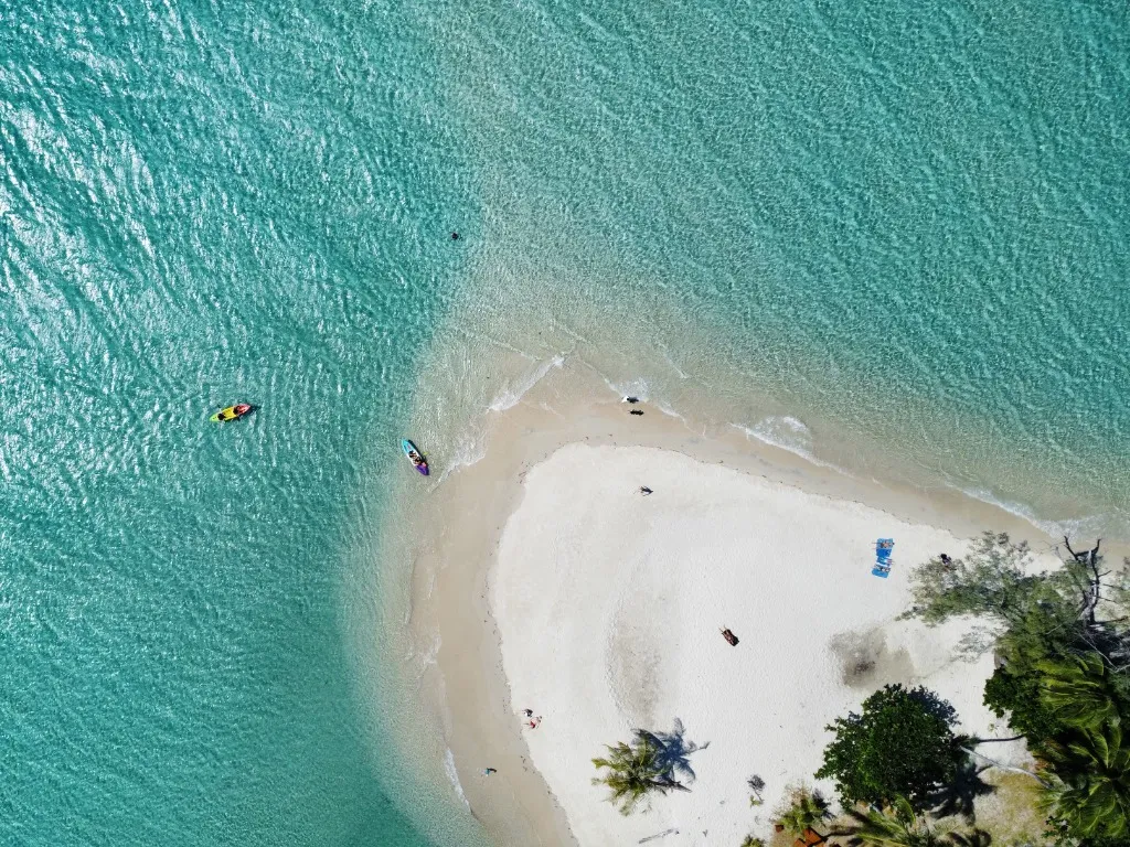 Thailand - Luftaufnahme einer malerischen Sandbank im türkisblauen Meer