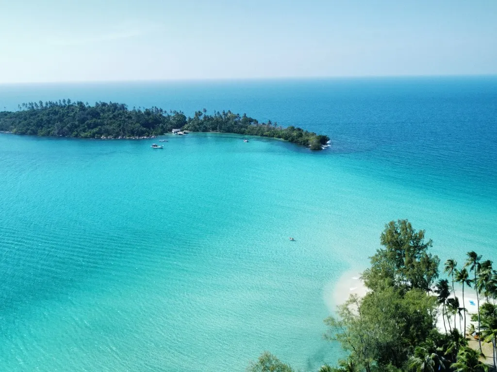 Thailand - Traumhafter Ausblick auf eine einsame tropische Insel