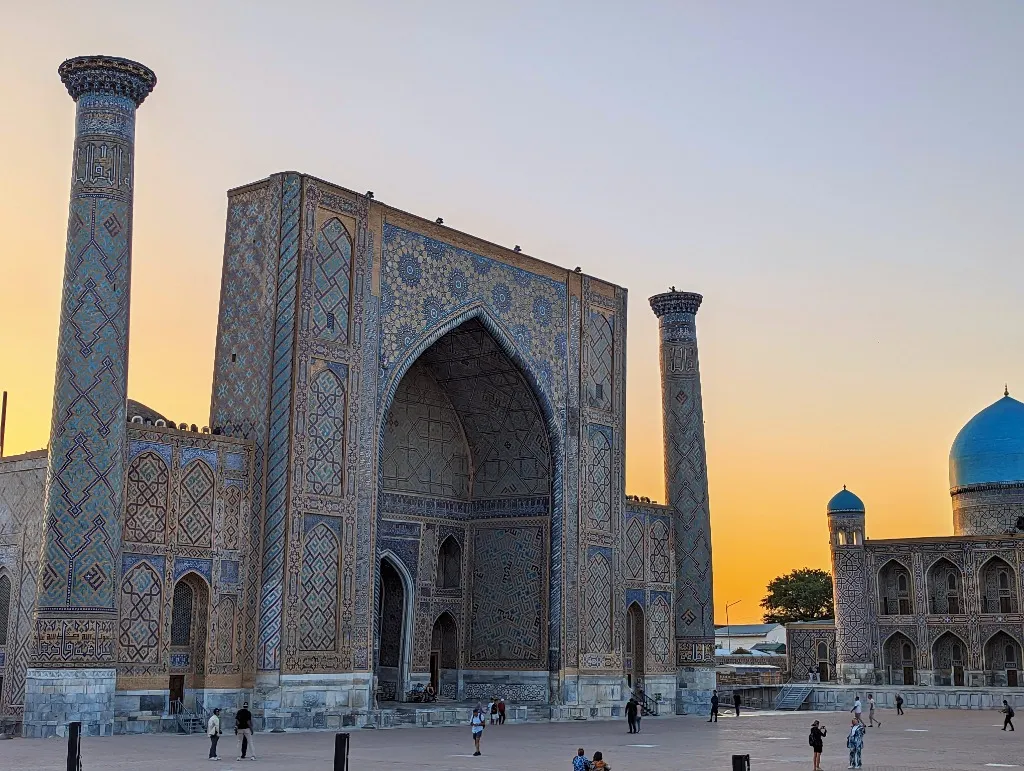 Usbekistan - Registan-Platz bei Sonnenuntergang in Samarkand