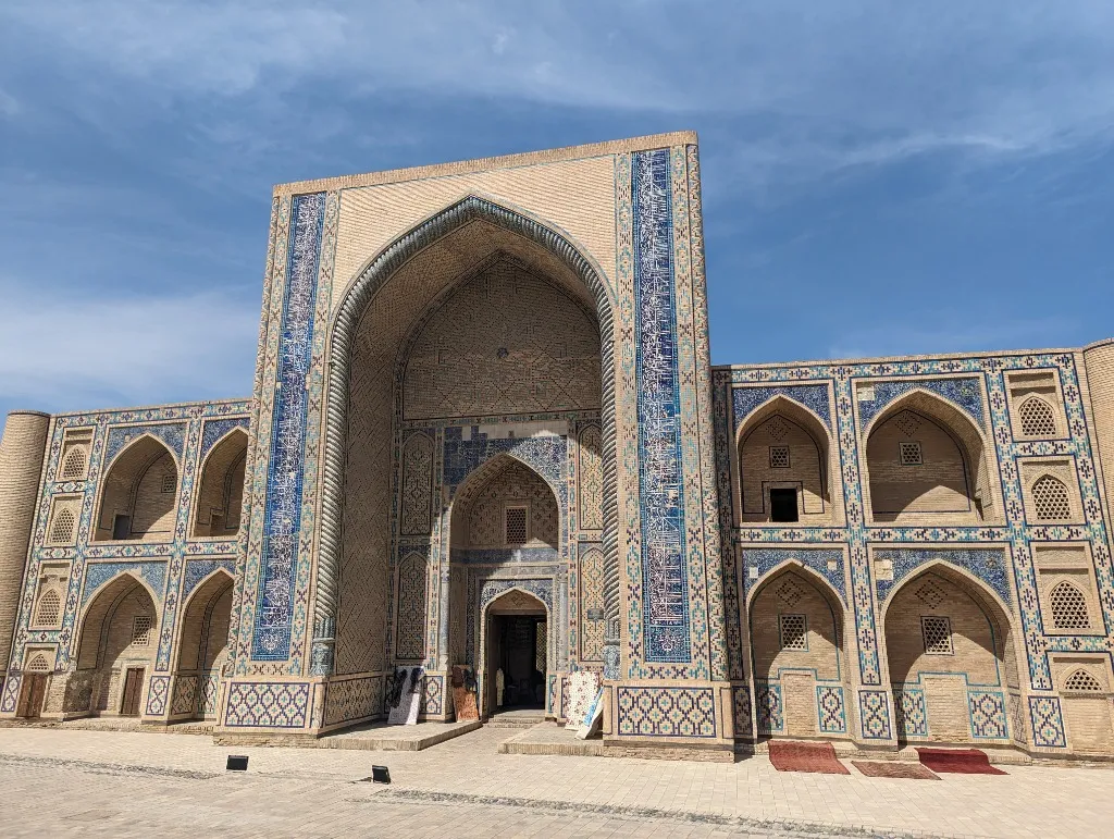 Usbekistan - Blaue Fliesenfassade der Mir-i-Arab-Madrasa in Buchara