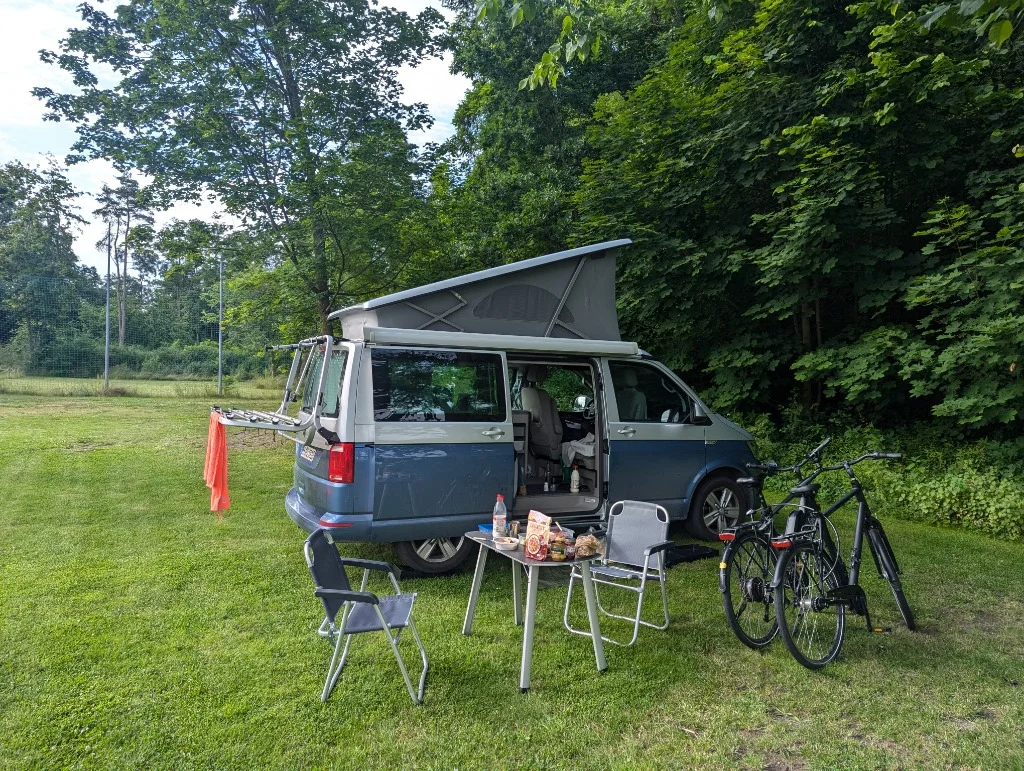 Campsite Setup im Grünen