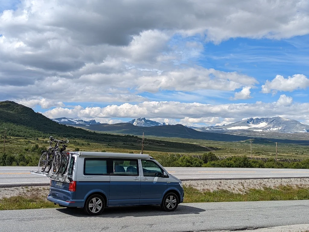 Cali in Norwegen vor verschneiten Bergen